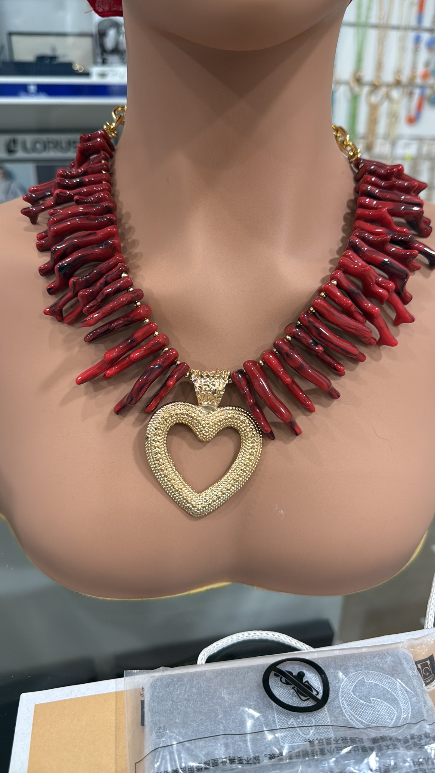 Collana donna corallo rosso con ciondolo cuore dorato – statement elegante