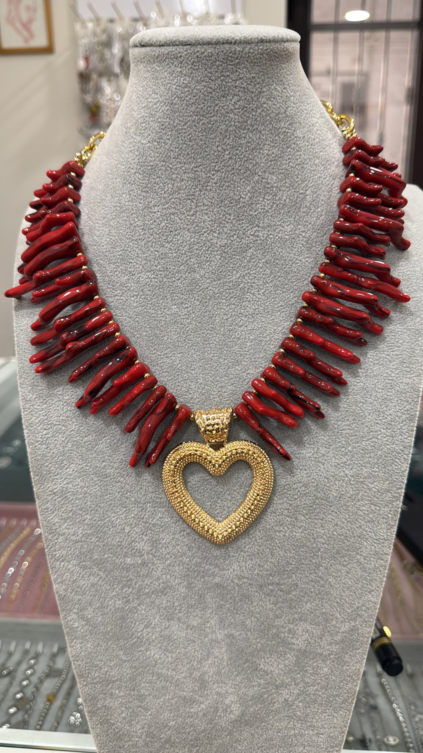 Collana donna corallo rosso con ciondolo cuore dorato – statement elegante