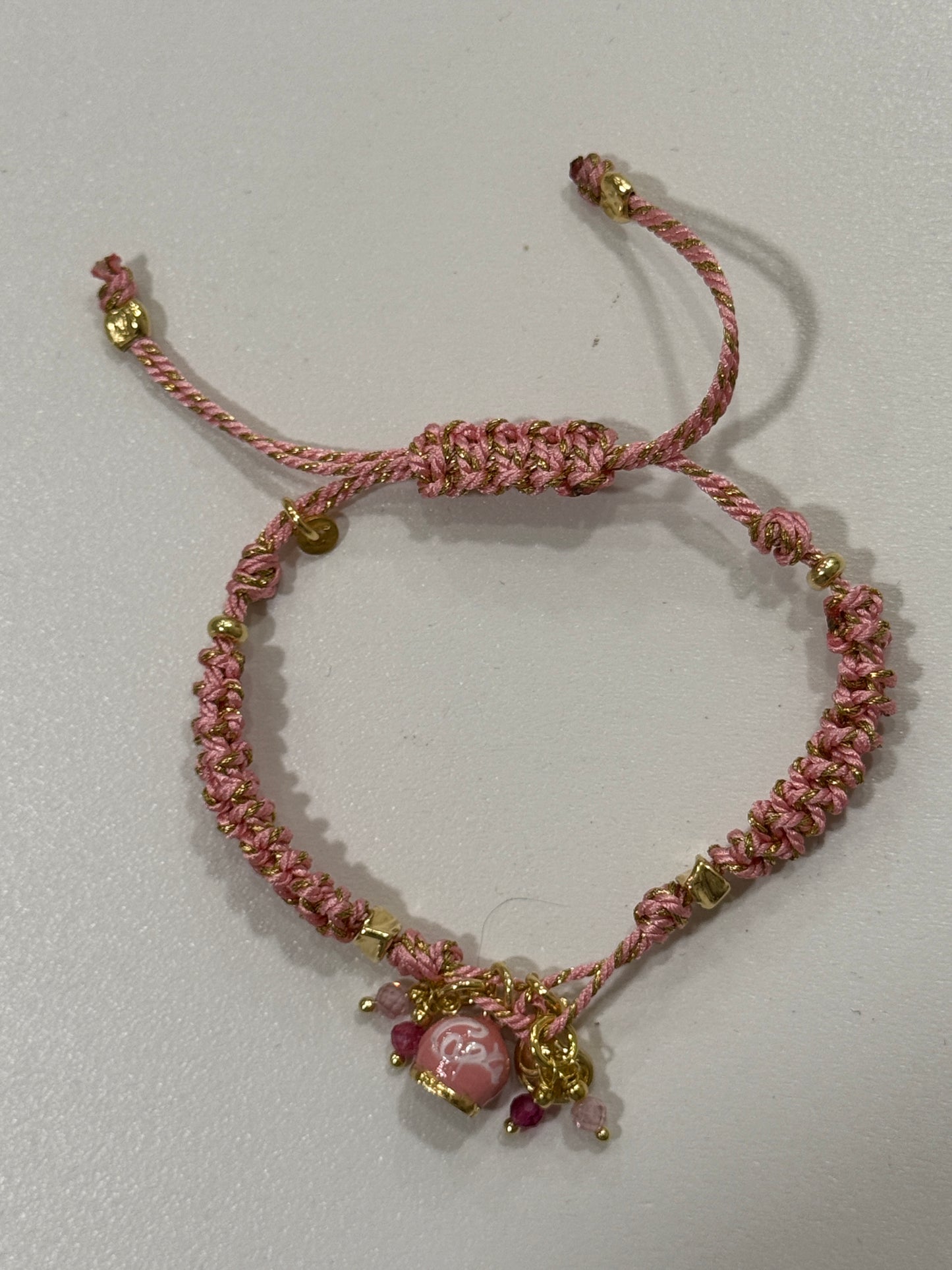 Bracciale Capri intrecciato rosa e oro con charm campanella regolabile stile boho chic