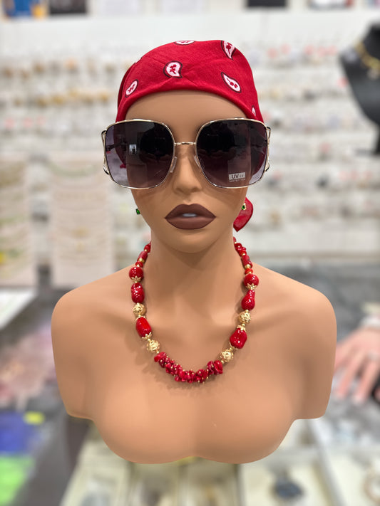 Collana statement rossa effetto corallo con sfere dorate, elegante cerimonia