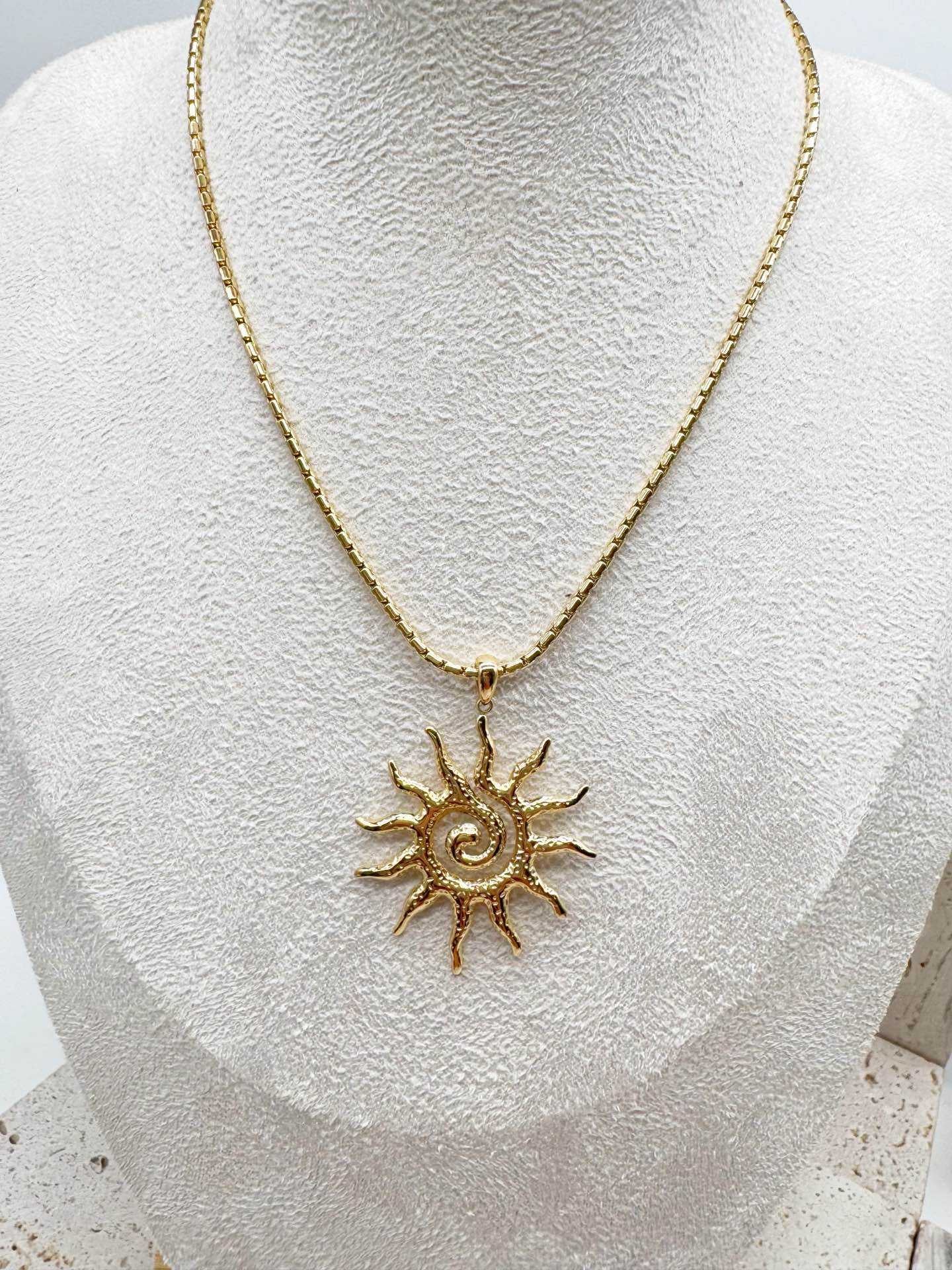 Collana con ciondolo sole spiralato – galvanizzata oro o argento