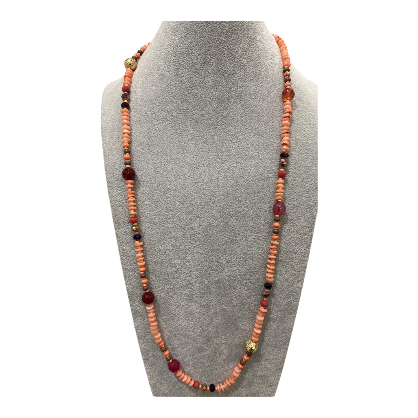 Collana lunga etnica con perline e dettagli dorati