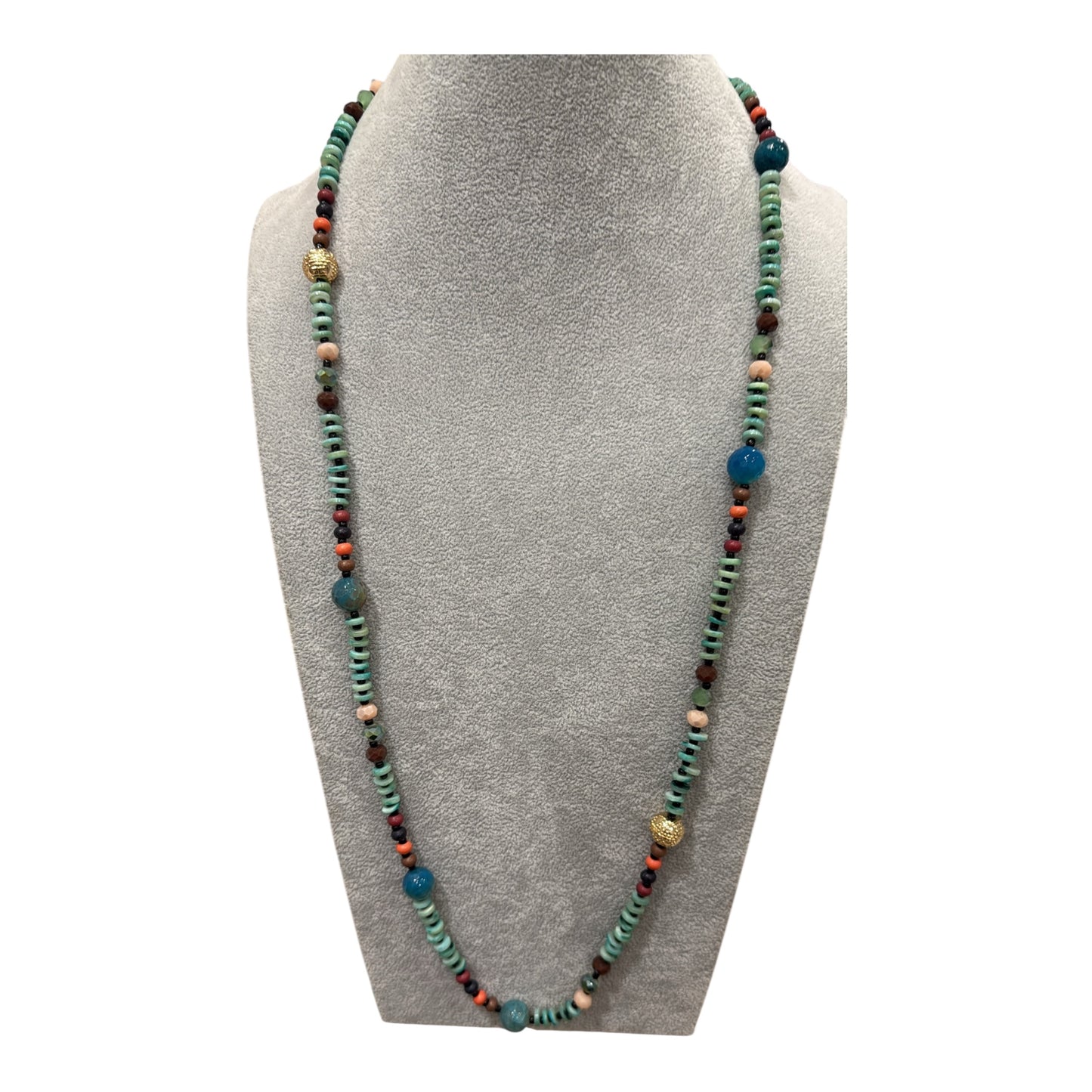 Collana lunga etnica con perline e dettagli dorati