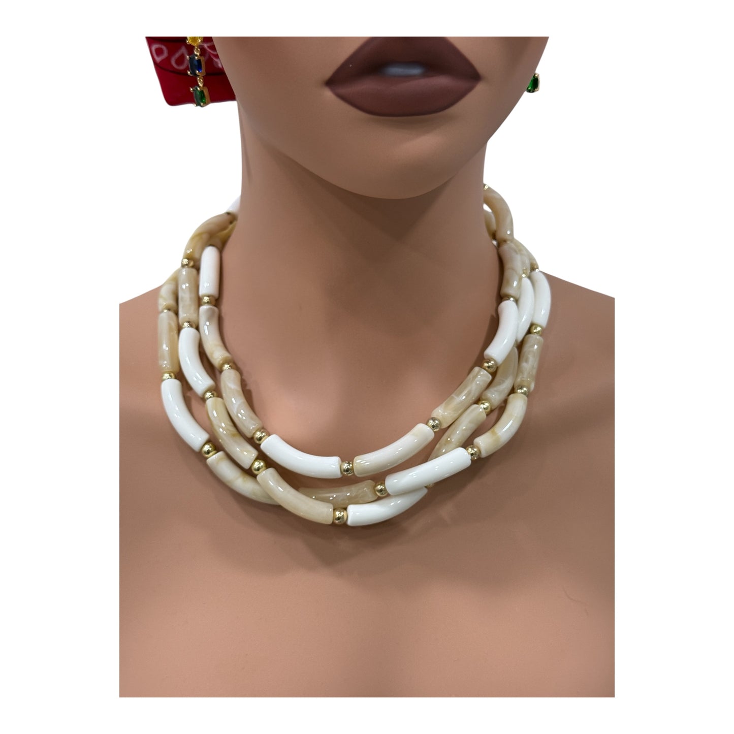 Collana girocollo in resina a tre fili con dettagli dorati