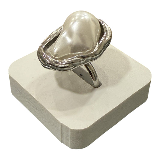 Anello regolabile con maxi perla barocca effetto scultura – Colore argento