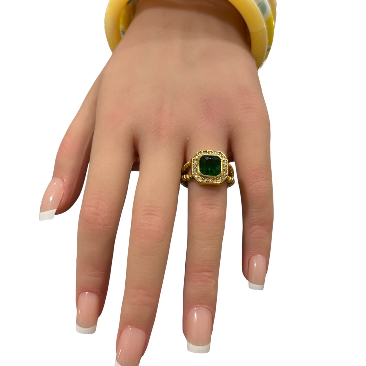 Anello in acciaio dorato con cristallo verde e zirconi – Misura 16,5