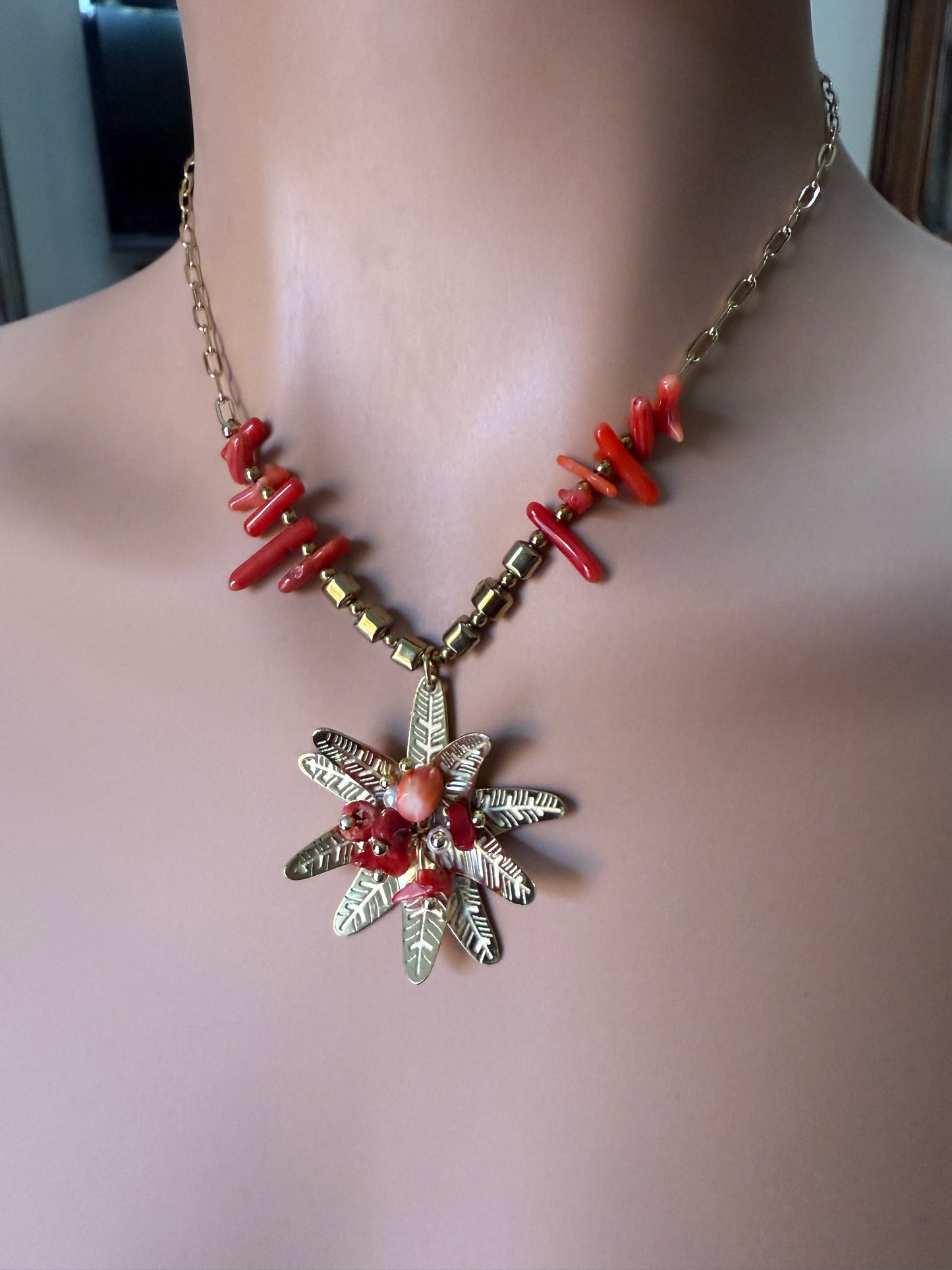 Collana etnica con corallo rosso e pendente floreale dorato