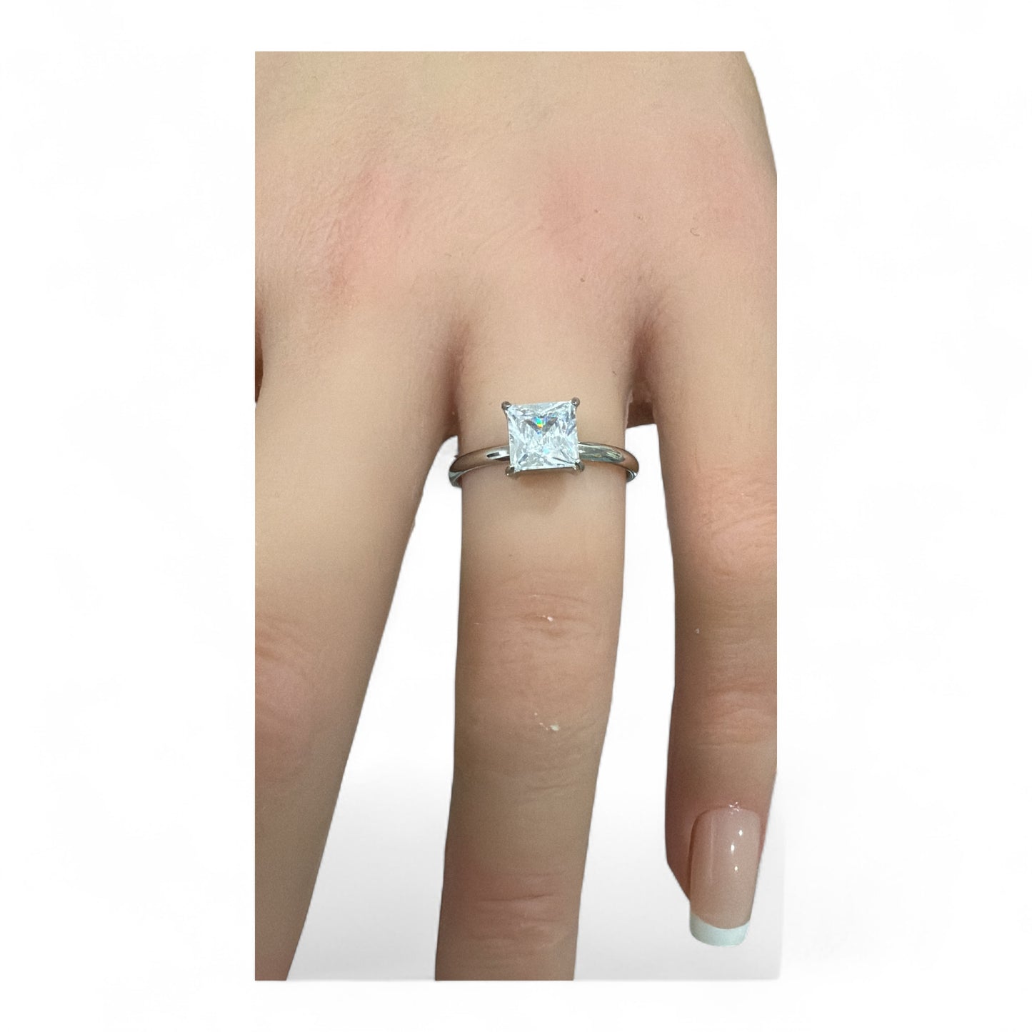 Anello Solitario in Acciaio con Cristallo Quadrato – Regolabile