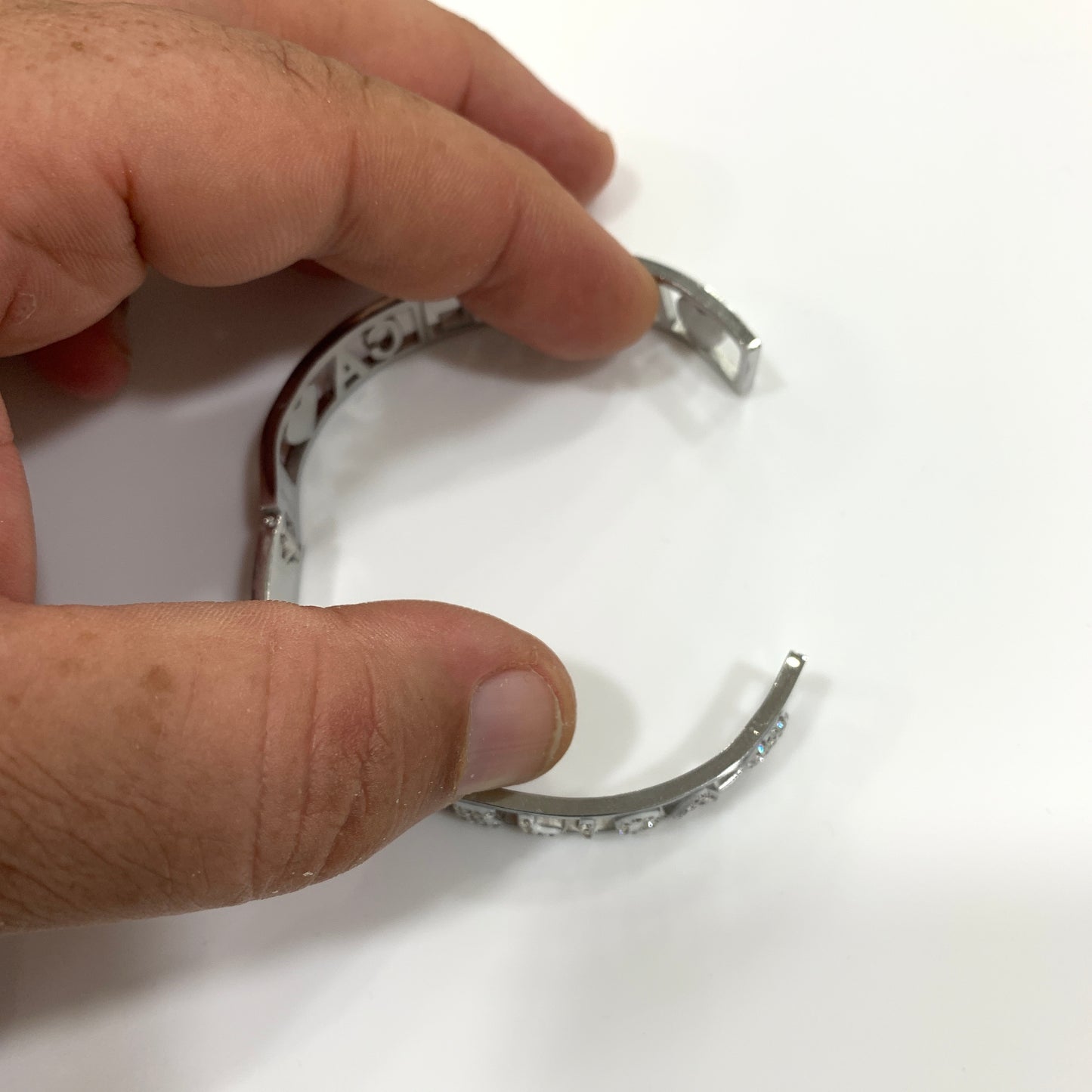 Bracciale in acciaio a manetta con nome in strass per donna MF