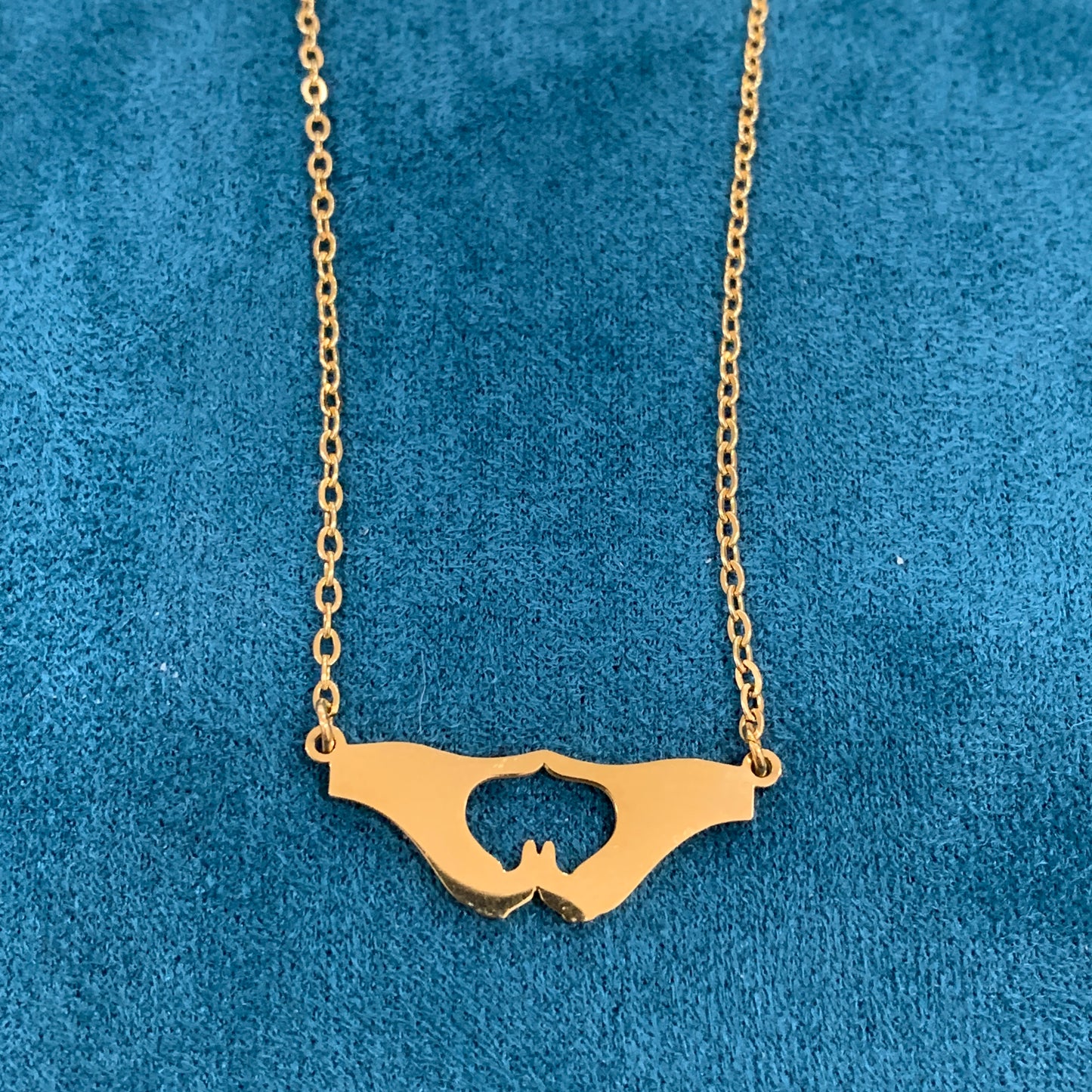 Collana girocollo con ciondolo cuore mani colore oro donna MF