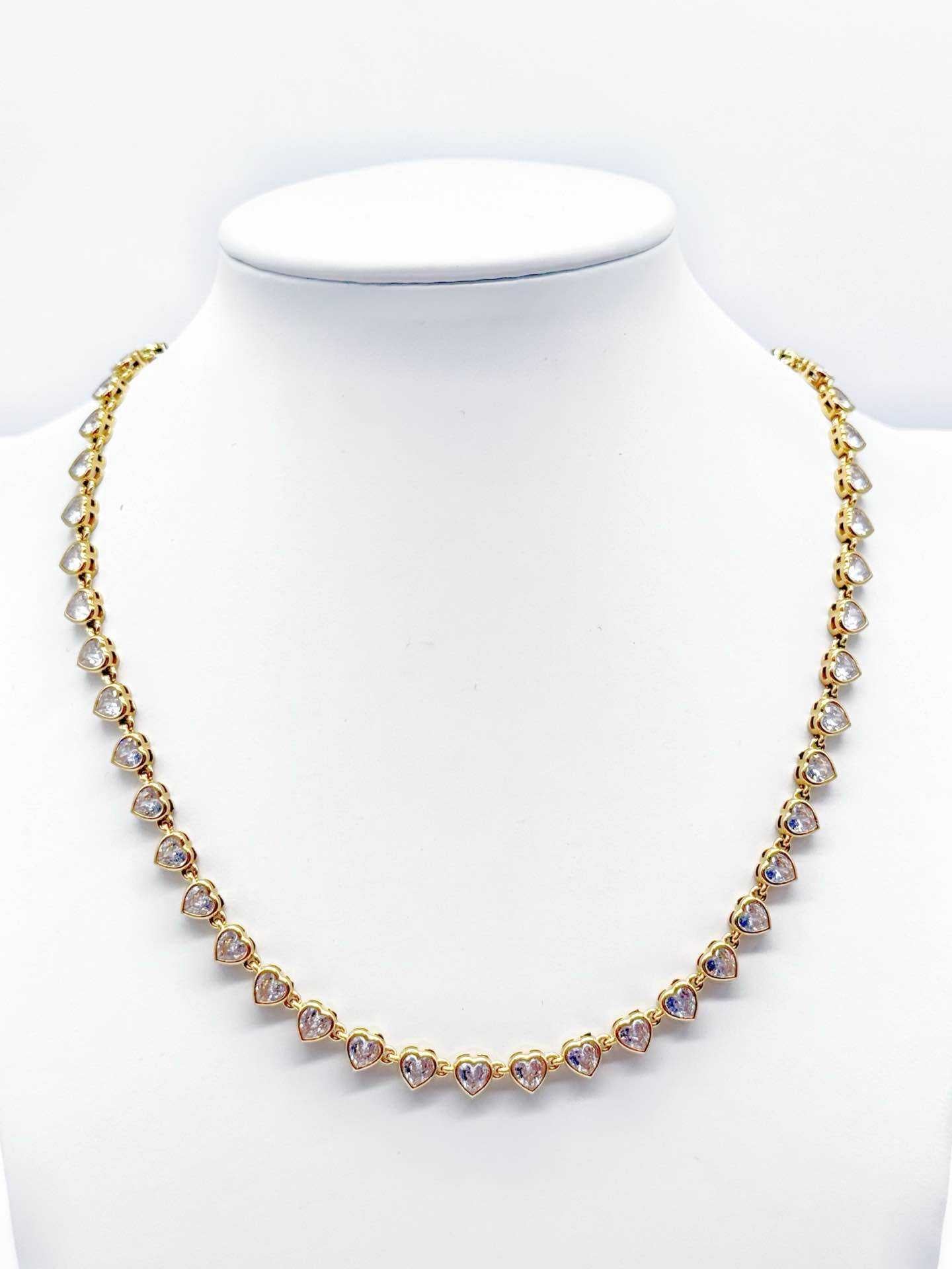 Collana Tennis Donna in Acciaio Dorato con Cuori e Cristalli Luminosi