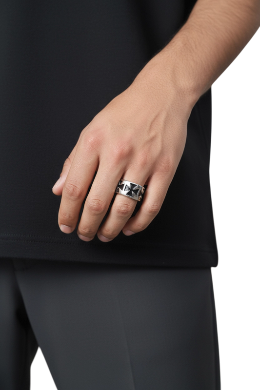 Anello Uomo Acciaio Nero Croce Maltese – Fascia Larga, Misura 17