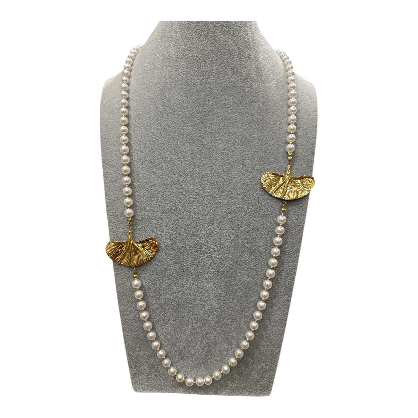 Collana lunga perle bianche con foglie ginkgo dorate – Elegante bijoux donna