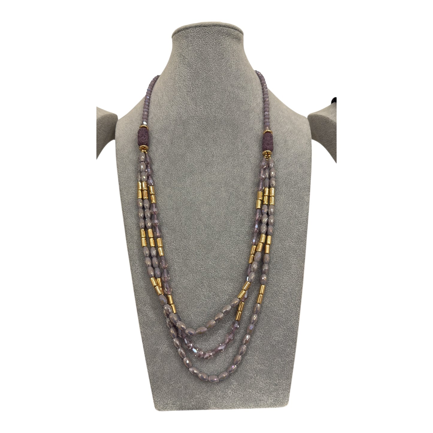 Collana lunga multigiro viola e oro con perle sintetiche e inserti metallici