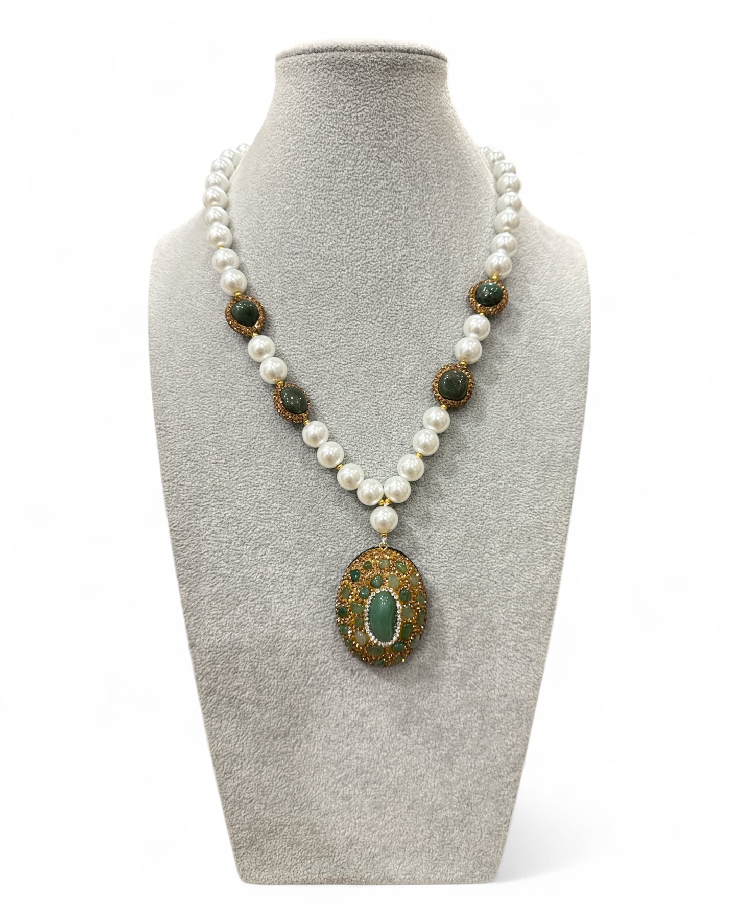 Collana perle bianche con maxi pendente verde stile vintage elegante donna