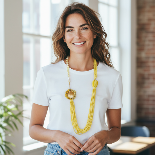 Collana lunga donna con perline gialle e pendente dorato