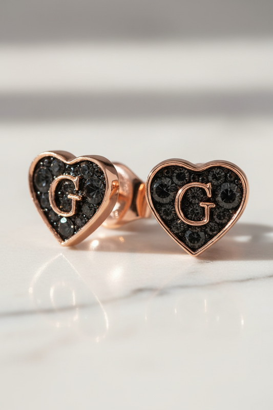 Dettaglio pavé cristalli neri logo G orecchini GUESS