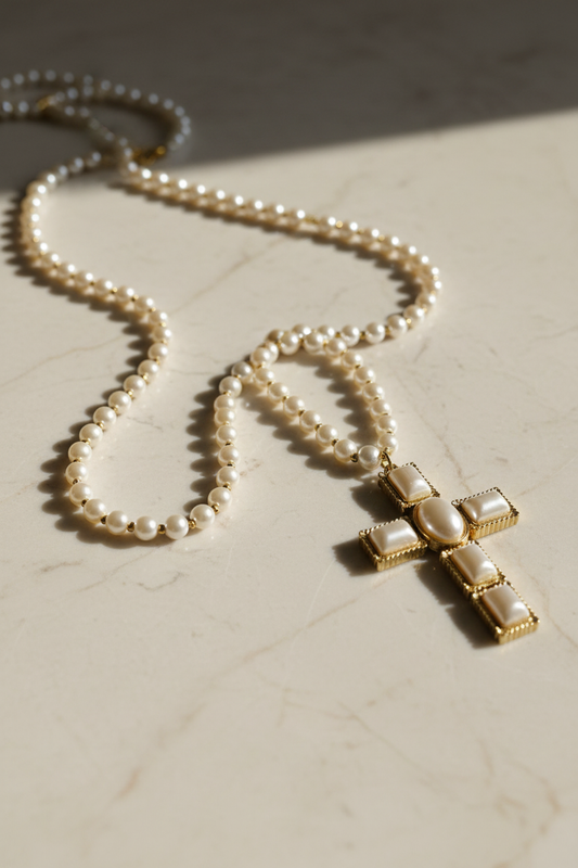 Collana con croce barocca su marmo, stile vintage chic