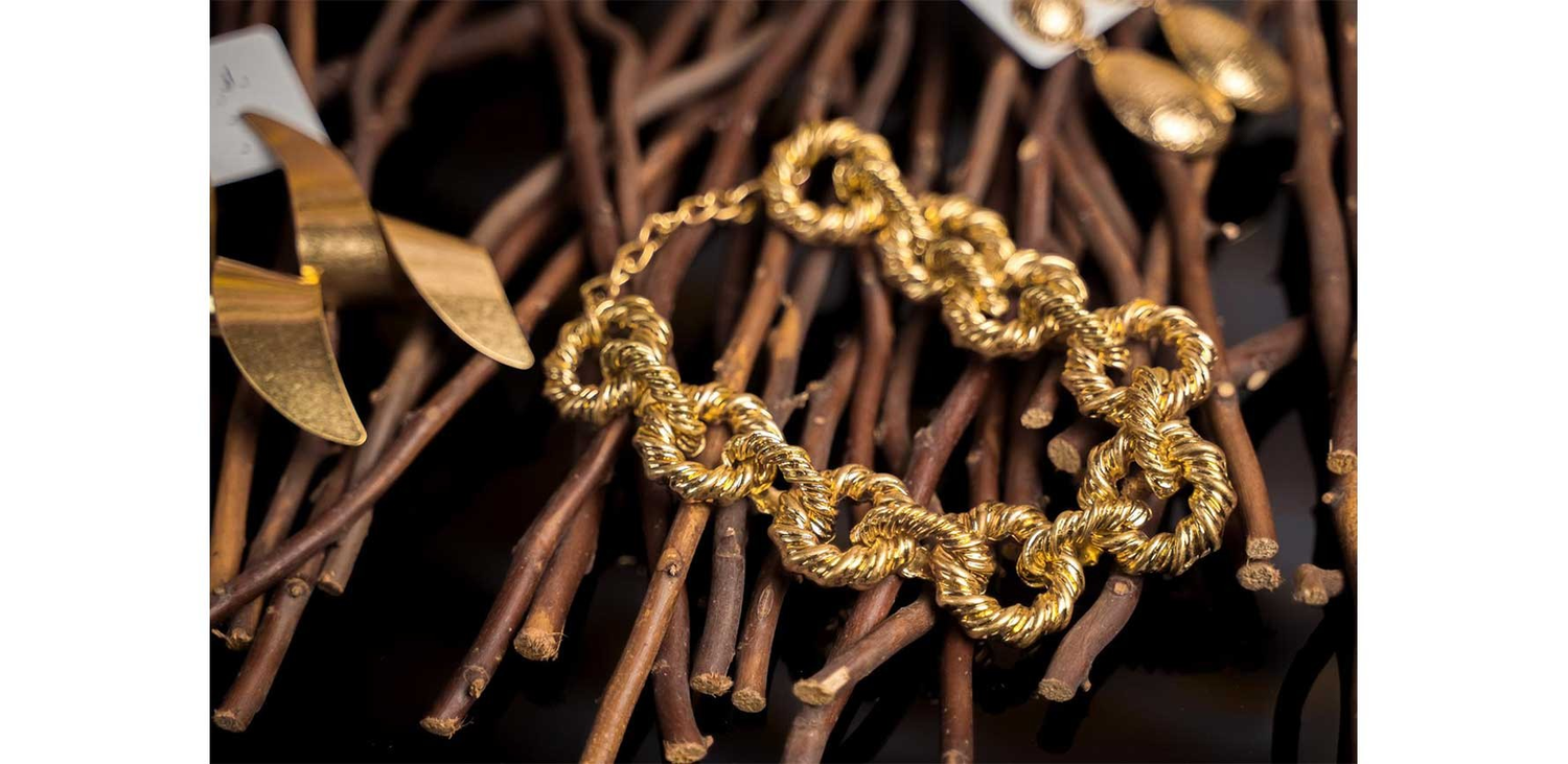 Gioielli e bijoux moda: bracciali, anelli, collane in acciaio, pietra e perle.