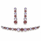 Set donna in acciaio con bracciale rosa e lilla iridescente e orecchini pendenti rosa e chiari da circa 4 cm.