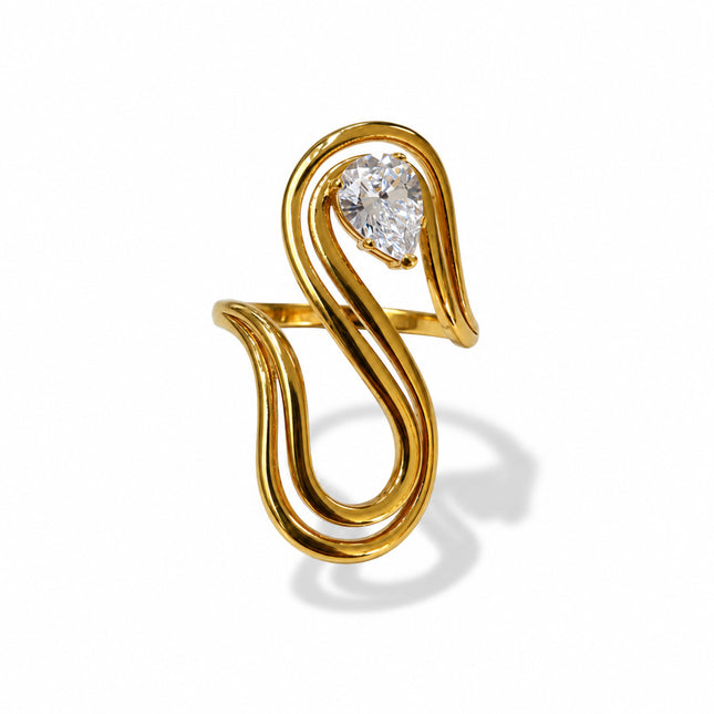 Anello donna Shelly in acciaio dorato con design doppia S e zircone a goccia
