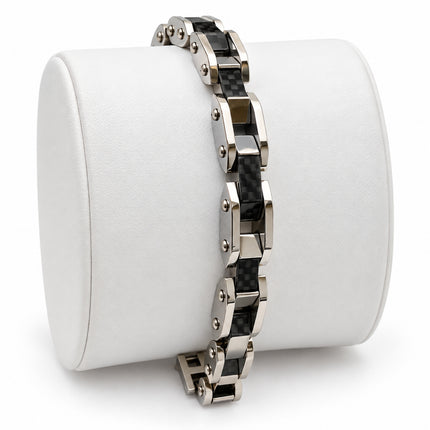 Bracciale da uomo in metallo argentato con inserti effetto carbonio su espositore bianco