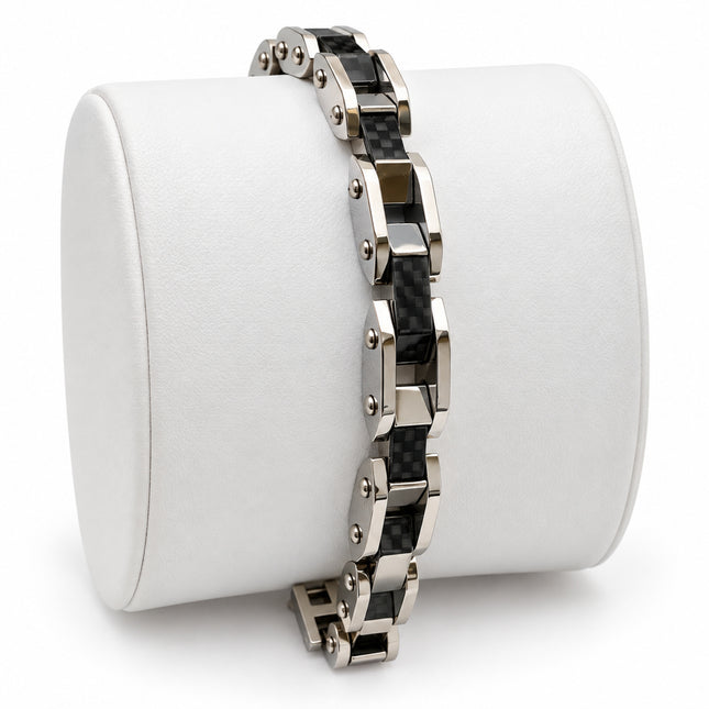 Bracciale da uomo in metallo argentato con inserti effetto carbonio su espositore bianco