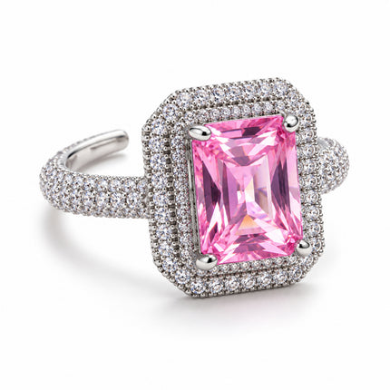 Anello Shelly con cristallo rosa rettangolare e doppia cornice di zirconi vista tre quarti
