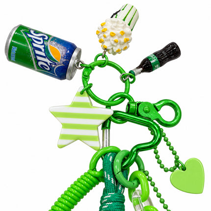 Dettaglio pendenti decorativi del portachiavi multi charms verde