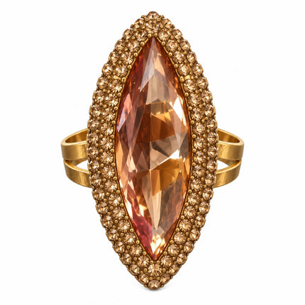 Dettaglio dello zircone champagne sfaccettato e dei cristalli dell'anello cocktail.