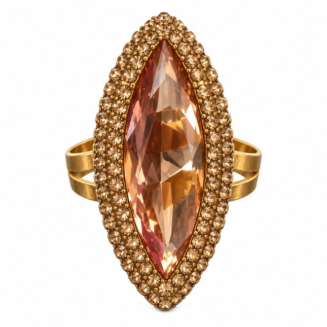 Dettaglio dello zircone champagne sfaccettato e dei cristalli dell'anello cocktail.