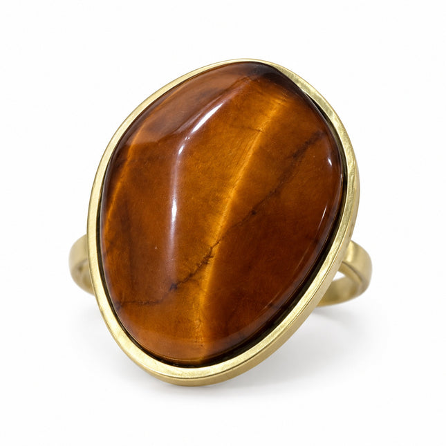 Dettaglio pietra occhio di tigre marrone ambrata con cornice dorata dell'anello Shelly.