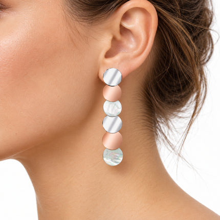 Orecchino pendente 2Jewels 261217 indossato con elementi tondi in madreperla