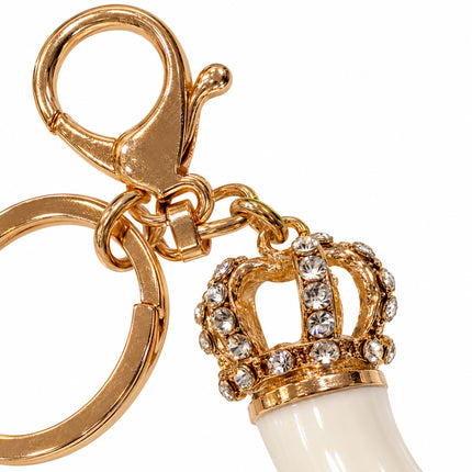 Dettaglio corona con strass del portachiavi cornetto bianco accessorio borsa