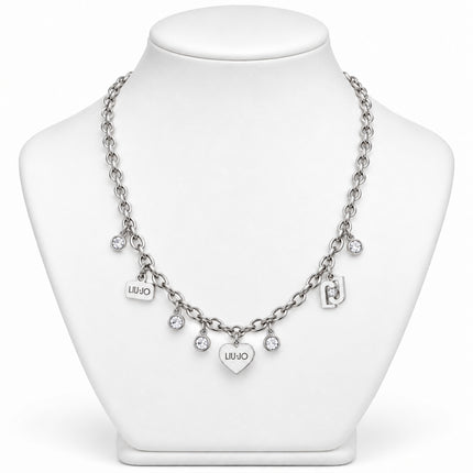 Collana Liu Jo LJ1648 con charm e cristalli su espositore bianco