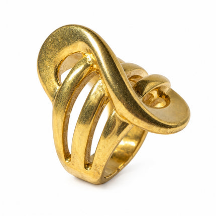 Anello donna acciaio finitura oro con fasce curve traforate, vista a tre quarti.