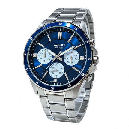 Casio MTP-1374D-2A3VDF acciaio e blu, vista a tre quarti