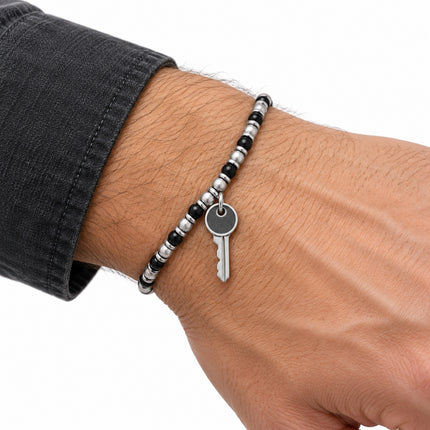 Bracciale uomo 2Jewels 231889 con ciondolo chiave indossato