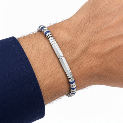 Bracciale uomo 2Jewels 232099 acciaio e dettagli blu indossato