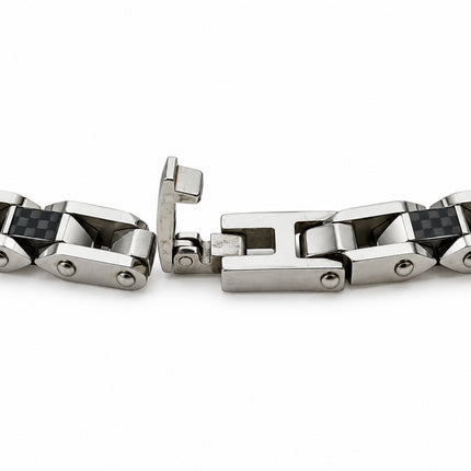 Dettaglio della chiusura aperta del bracciale argentato con inserti effetto carbonio