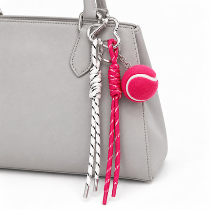 Accessorio borsa rosa e bianco con moschettone a cuore applicato