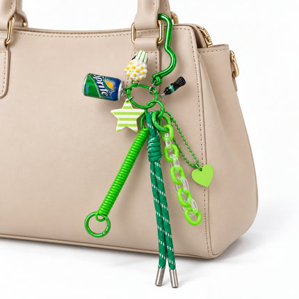 Accessorio borsa verde multi charms applicato a borsa beige