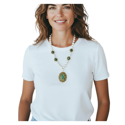 Collana Shelly con perle bianche e pendente verde indossata da donna