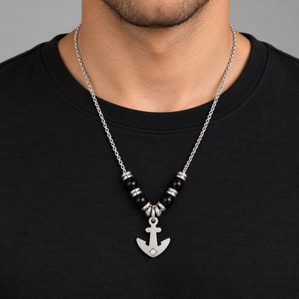 Collana uomo 2Jewels 251460 con ancora e perle nere indossata su maglia nera