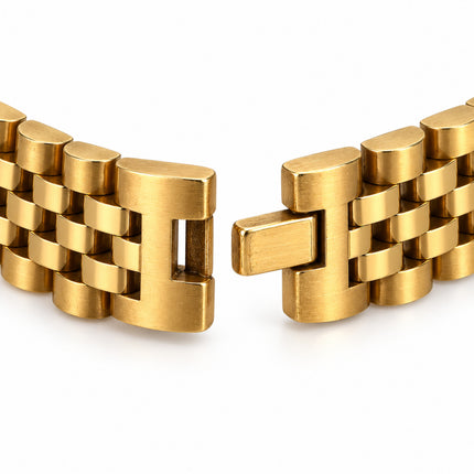 Dettaglio chiusura a scatto integrata del bracciale dorato in acciaio