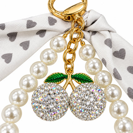 Dettaglio ciondolo doppie ciliegie con strass cristallo foglie verdi e perle
