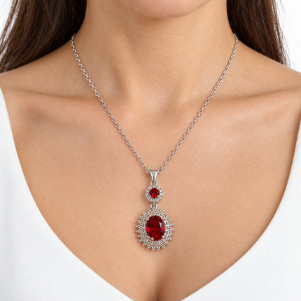 Collana donna Shelly con pendente rosso indossata al collo