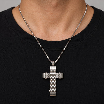 Collana con croce indossata su una maglia nera.
