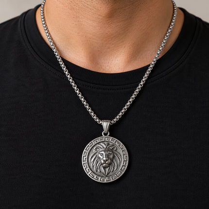 Collana con medaglione leone indossata su una maglia nera.