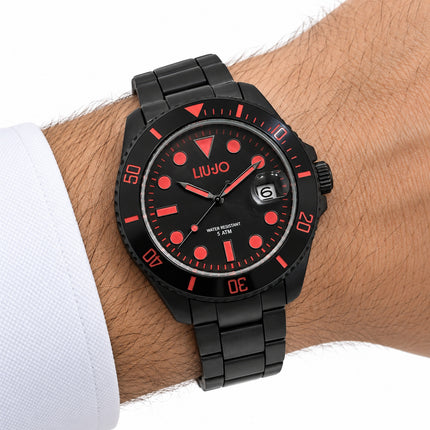 Orologio uomo Liu Jo TLJ2299 IP nero con dettagli rossi indossato al polso.